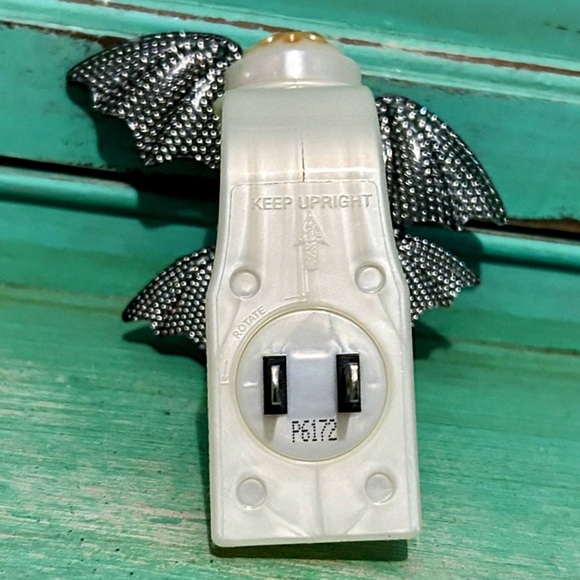 Bath and Body Works Wallflower Plug Halloween Bats Light Up Eyes - Picture 3 of 7